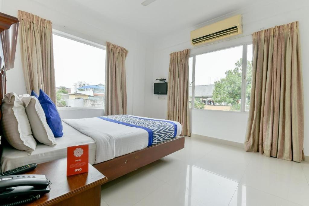 Centre Point Hotel Kochi Kültér fotó